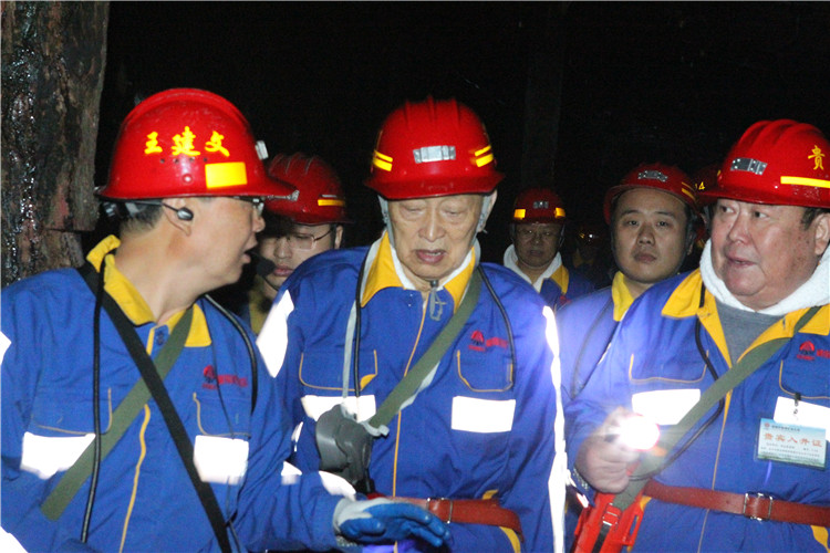 宋院士、張?jiān)菏恳恍邢戮暡旃ぷ鳎?tīng)取礦方匯報(bào)